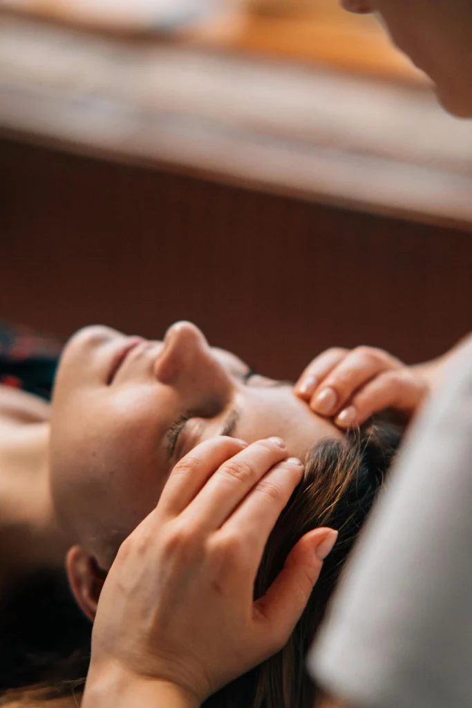 Séance de réflexologie faciale dans une cure bien-être