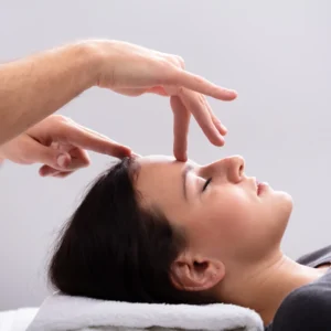 Réflexologie faciale sur le visage dans une séance de réflexologie combinée
