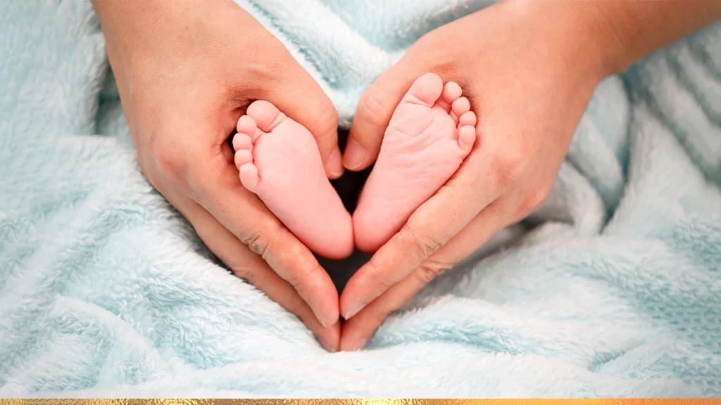 Moment de bien-être entre bébé et ses parents en réflexologie nourrisson